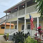 2 Bedroom Apt Overlooking Dunedin Town Square No Kids, No Pets