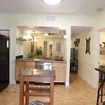 2 Bedroom Apt Overlooking Dunedin Town Square No Kids, No Pets
