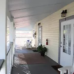 2 Bedroom Apt Overlooking Dunedin Town Square No Kids, No Pets