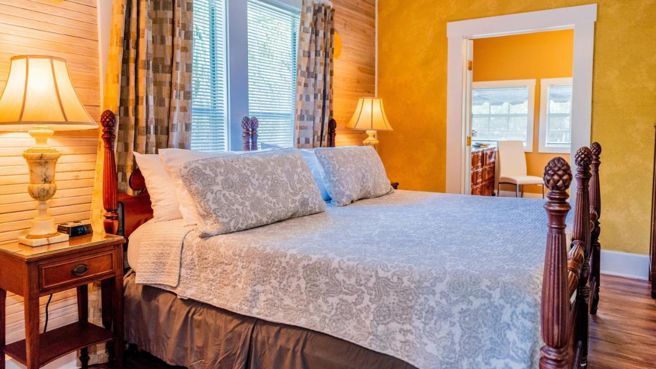 Meranova Guest Bed & Breakfast 4*