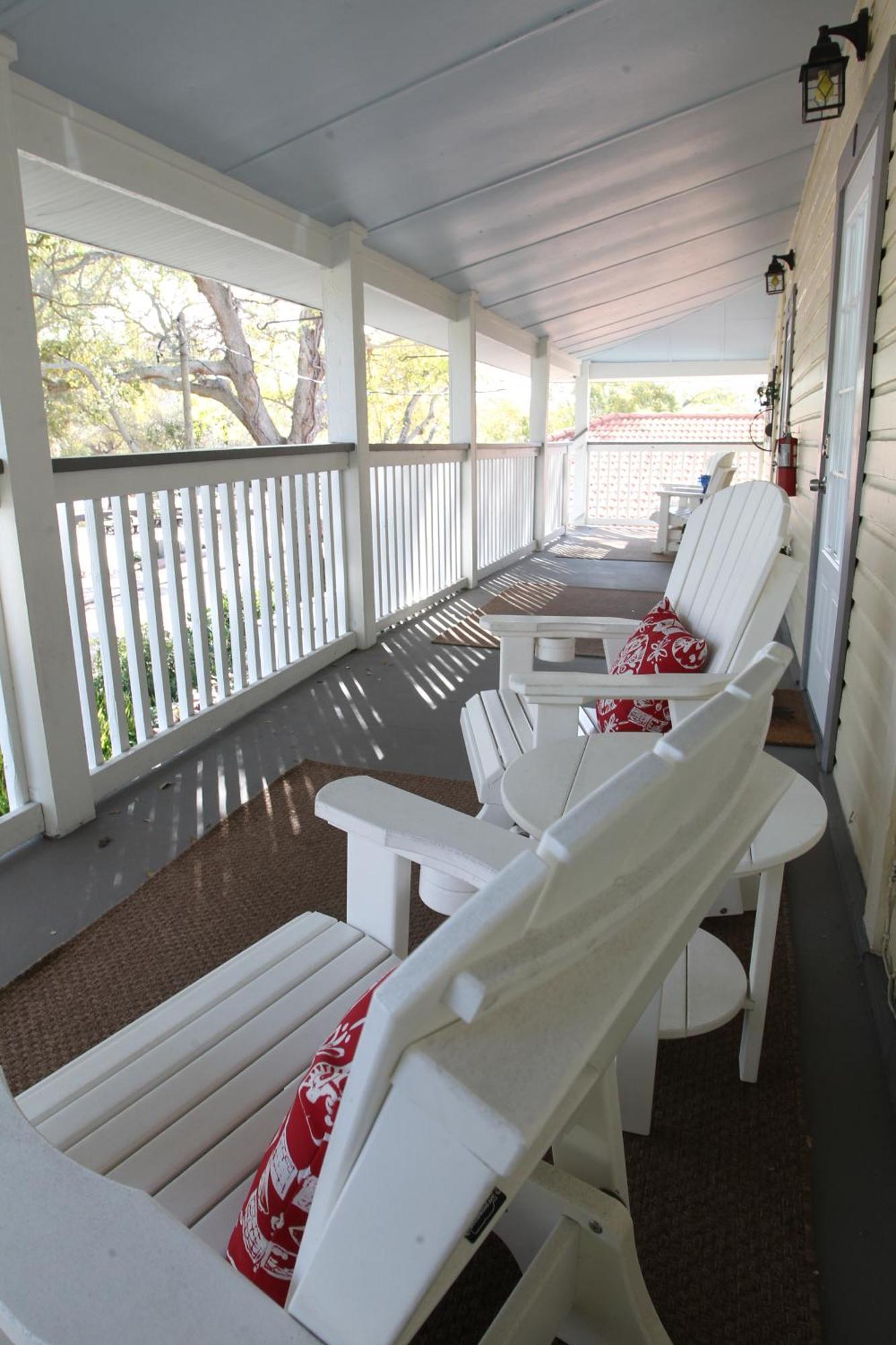 2 Bedroom Overlooking Town Square No Kids, No Pets