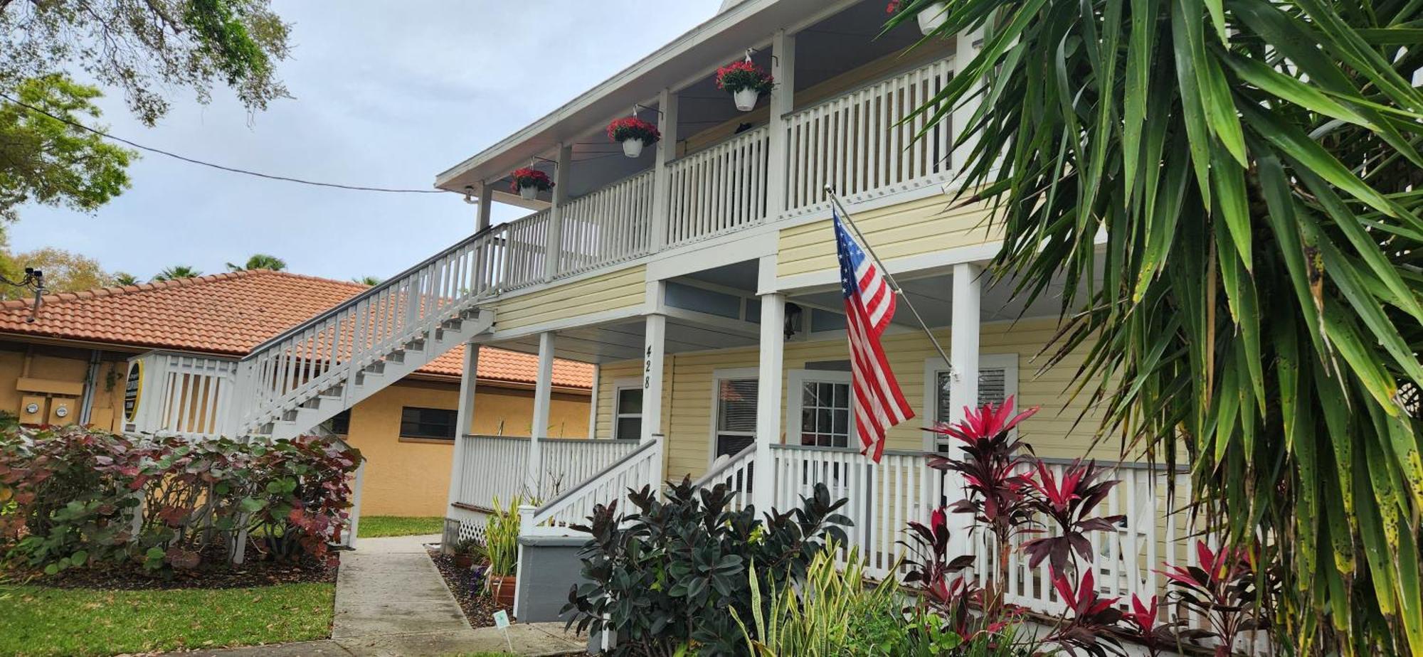 Apartment 2 Bedroom Overlooking Town Square No Kids, No Pets Dunedin