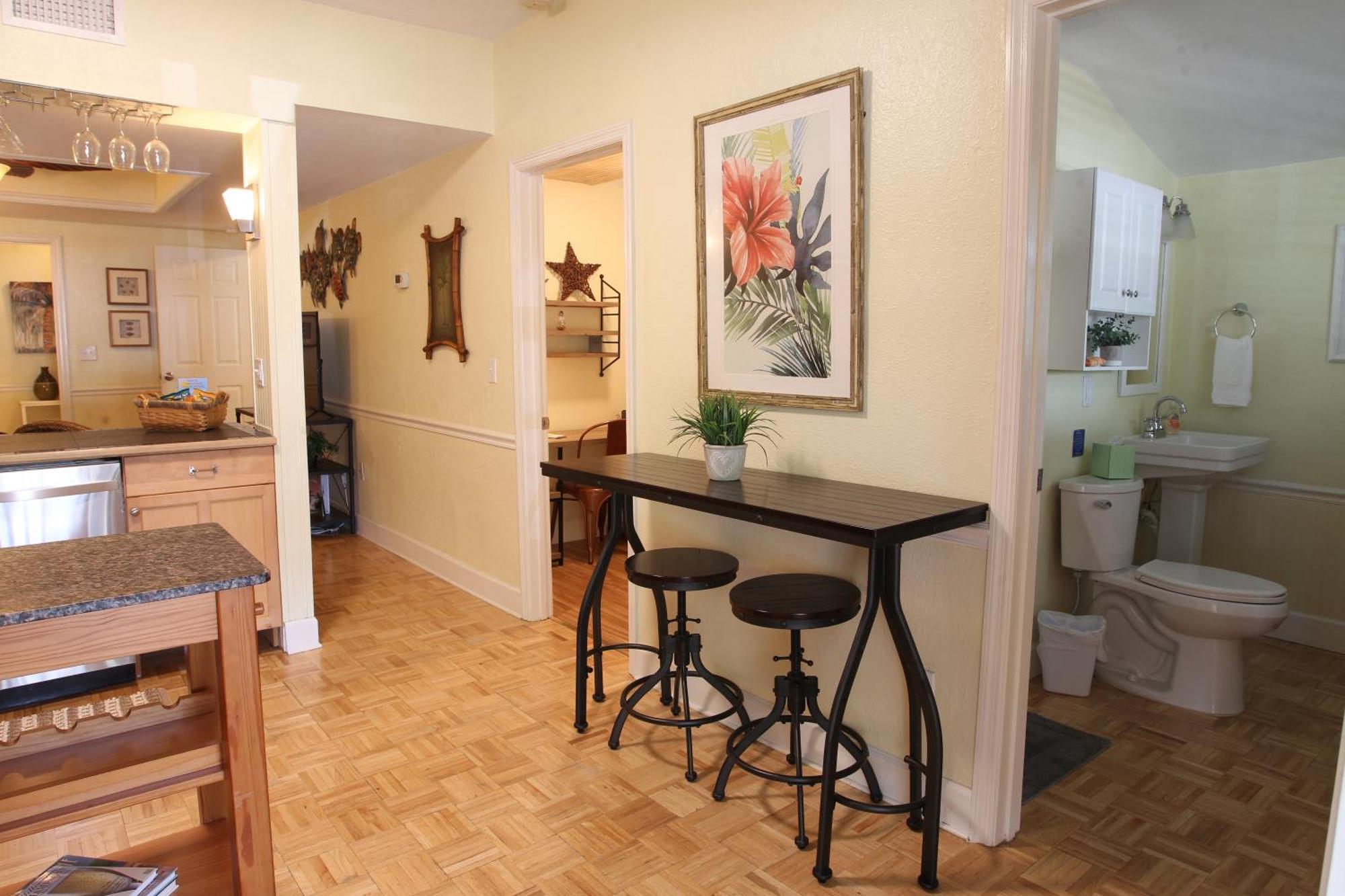 2 Bedroom Overlooking Town Square No Kids, No Pets * Dunedin