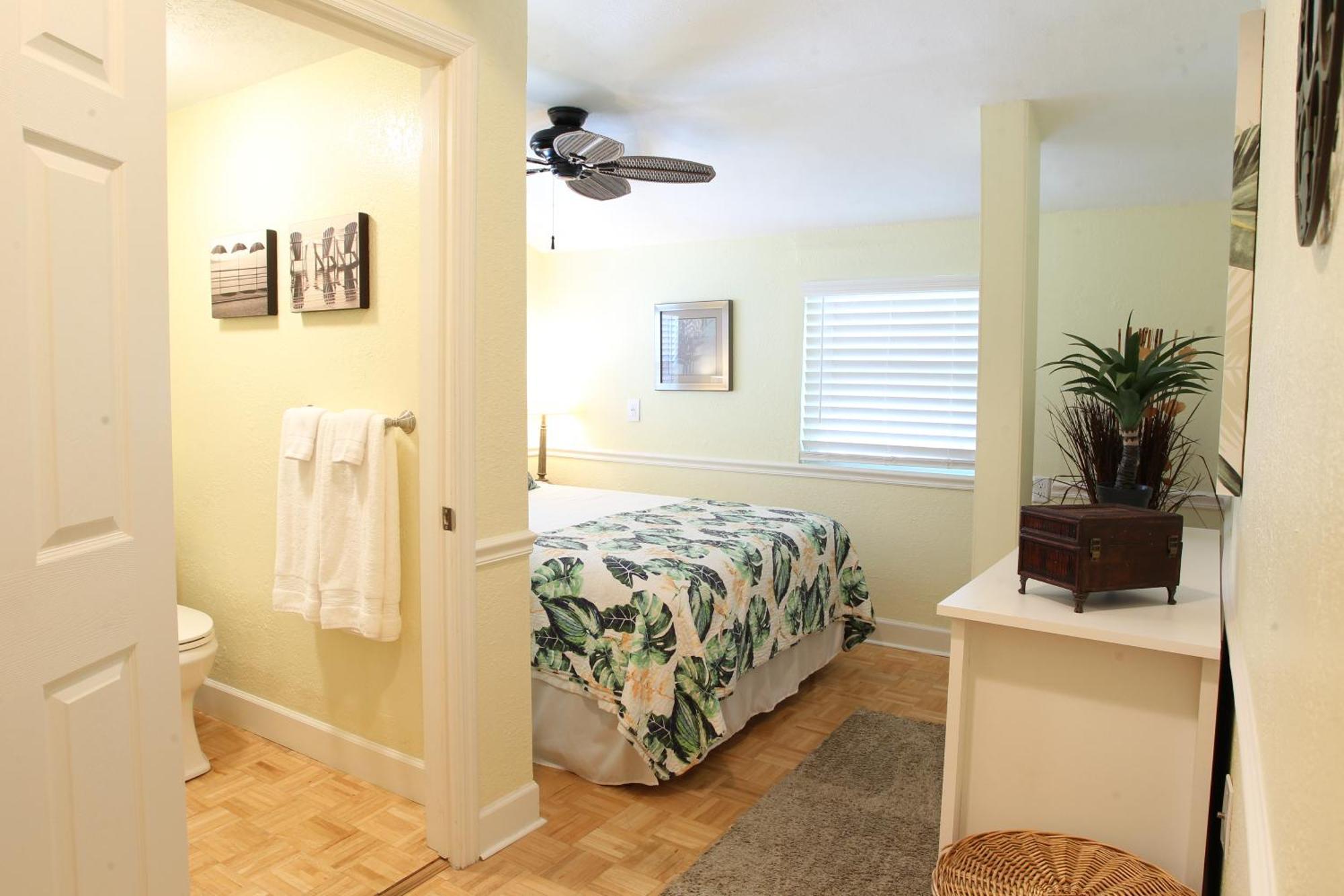2 Bedroom Overlooking Town Square No Kids, No Pets