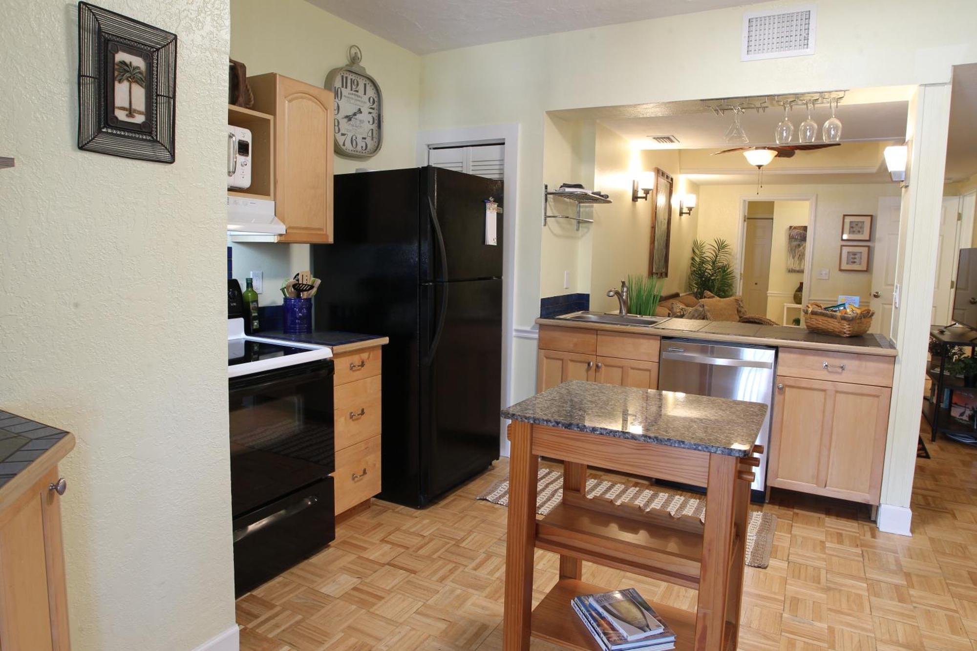2 Bedroom Overlooking Town Square No Kids, No Pets Apartment *