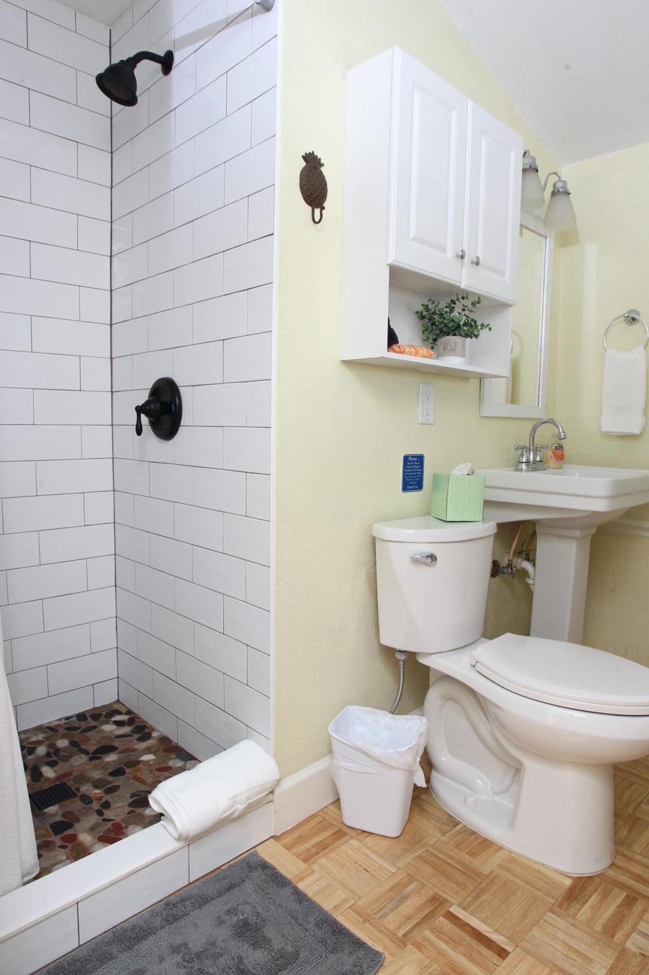 2 Bedroom Overlooking Town Square No Kids, No Pets *