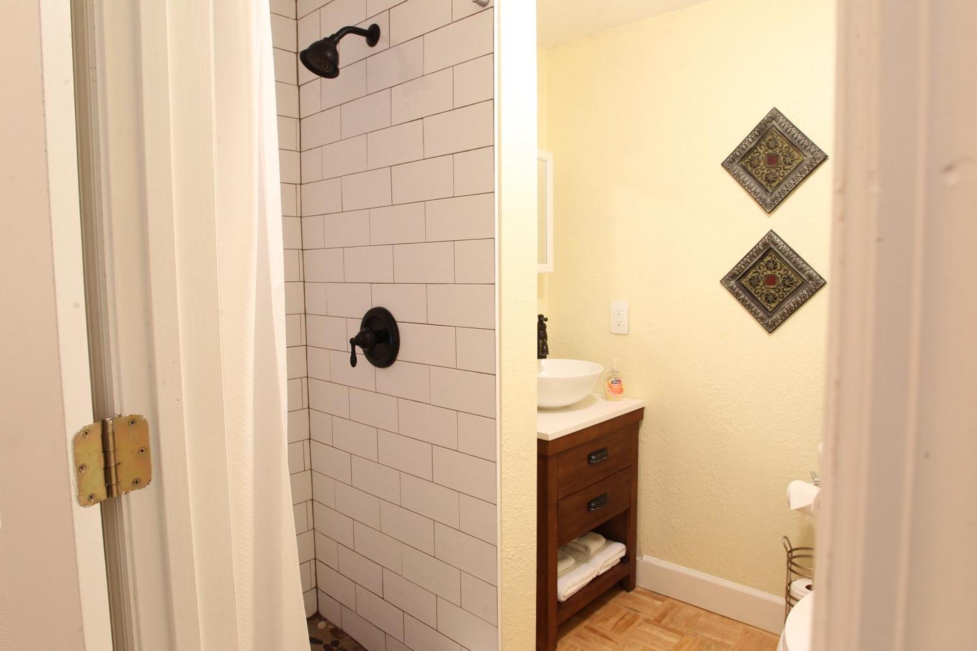 2 Bedroom Overlooking Town Square No Kids, No Pets Dunedin