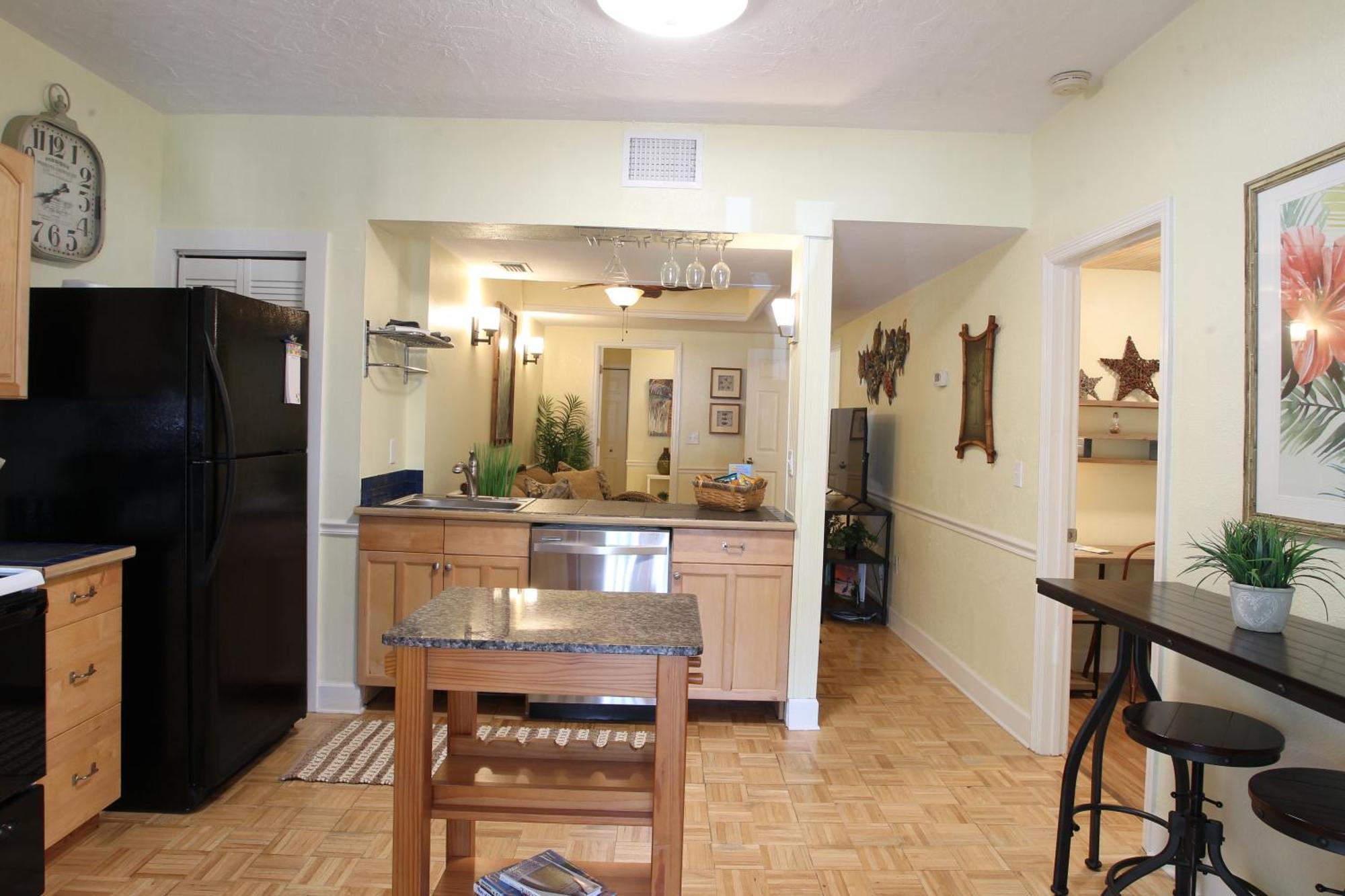 2 Bedroom Overlooking Town Square No Kids, No Pets Apartment