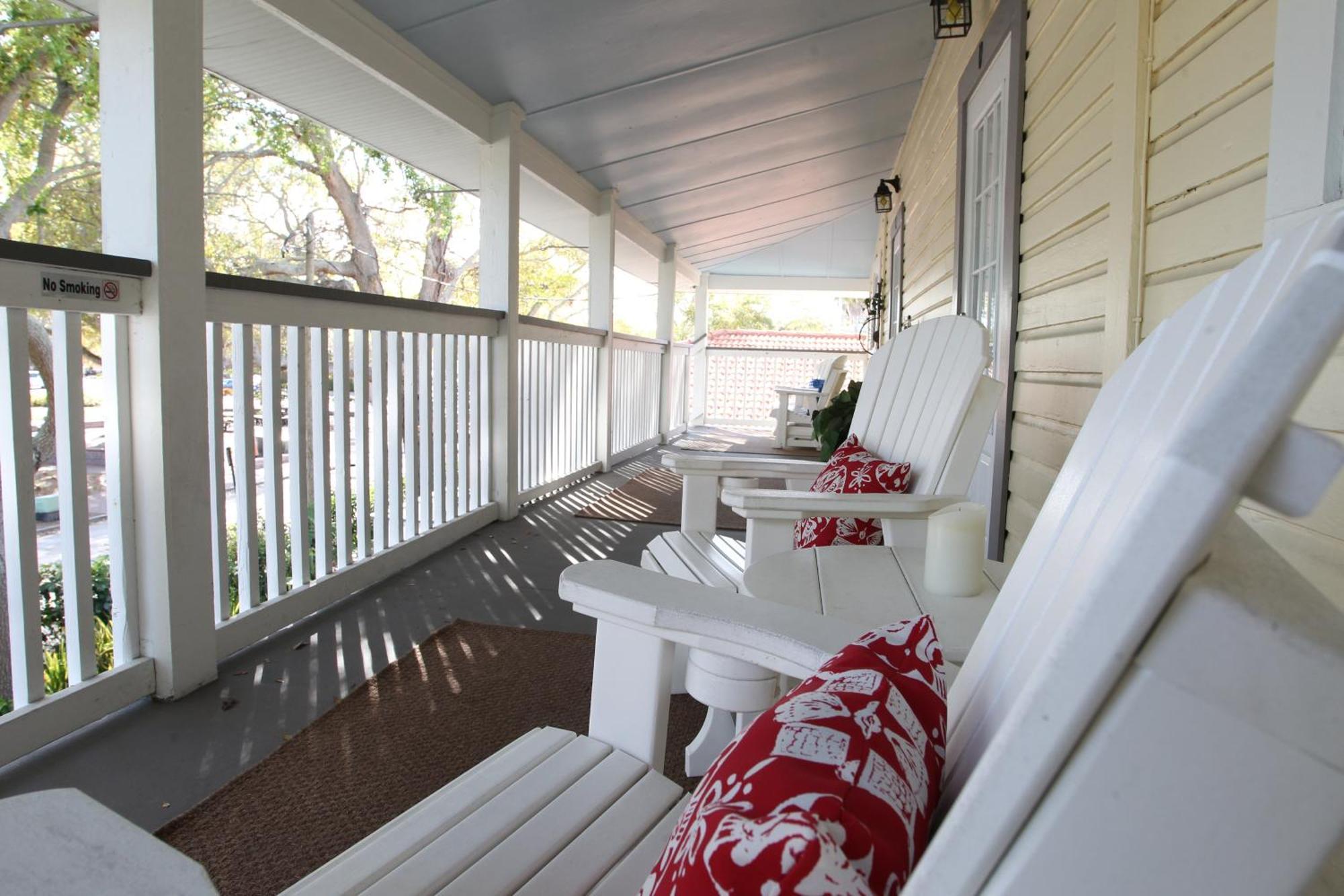 2 Bedroom Overlooking Town Square No Kids, No Pets Apartment *