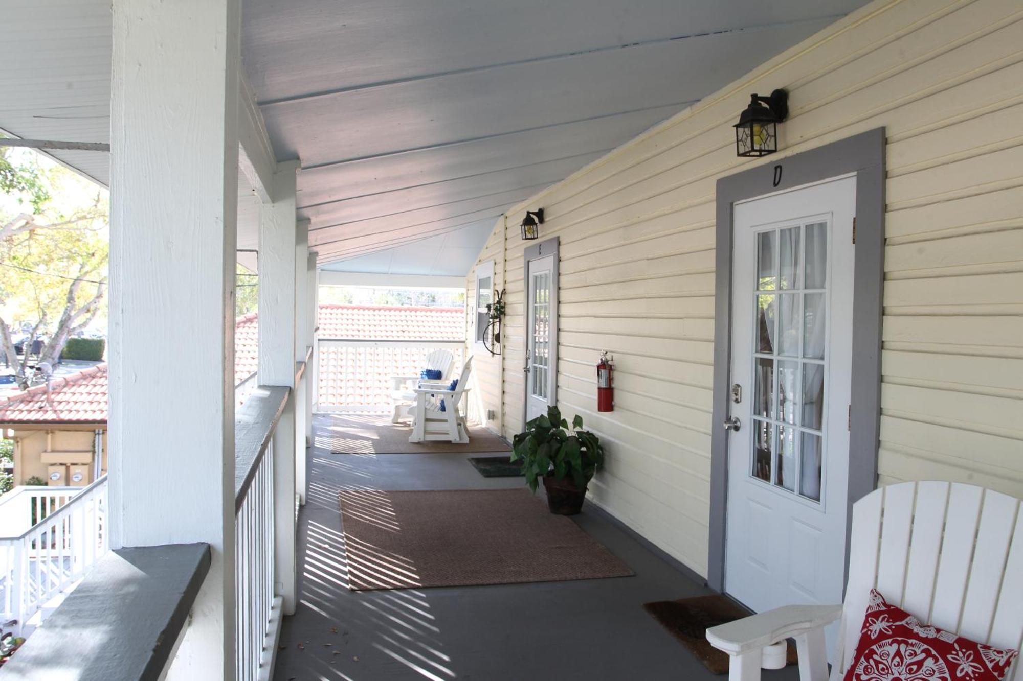 Apartment 2 Bedroom Overlooking Town Square No Kids, No Pets