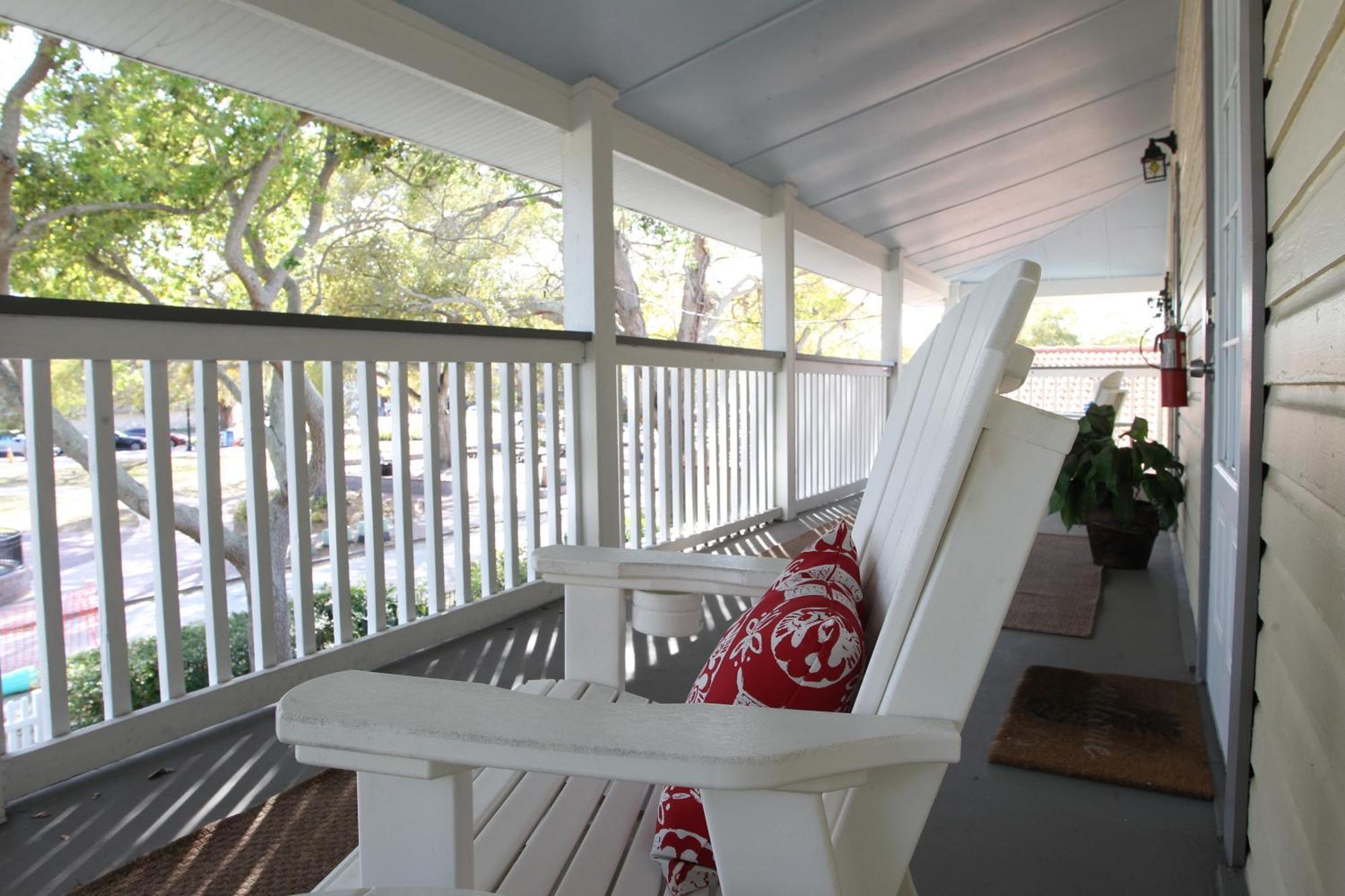 Apartment 2 Bedroom Overlooking Town Square No Kids, No Pets *