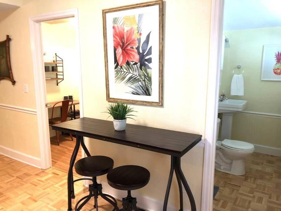 2 Bedroom Overlooking Town Square No Kids, No Pets * Dunedin