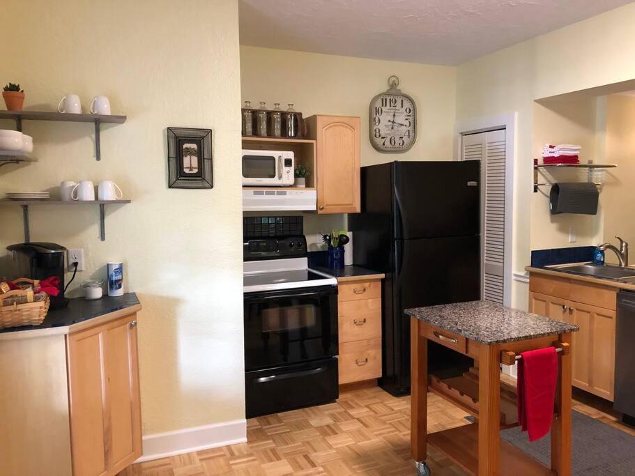2 Bedroom Overlooking Town Square No Kids, No Pets Apartment *