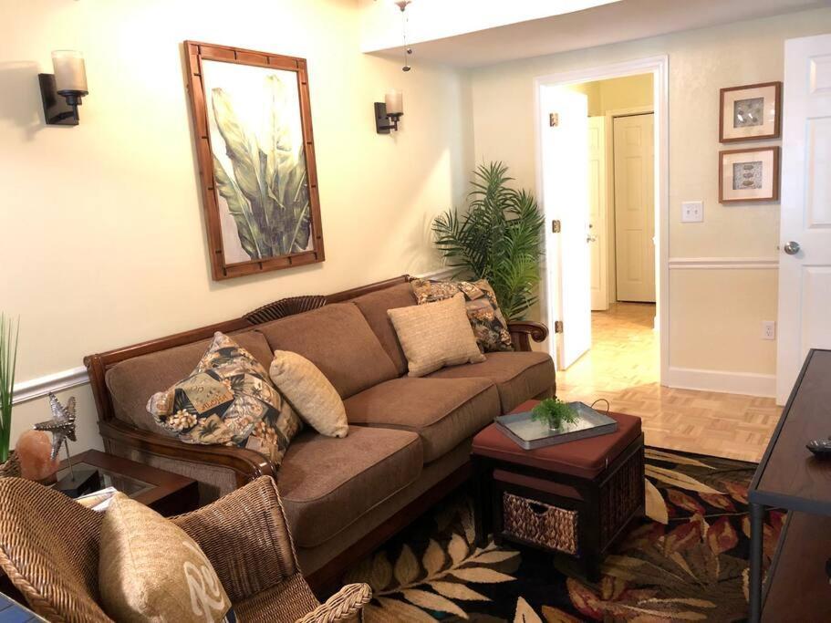 2 Bedroom Overlooking Town Square No Kids, No Pets Apartment