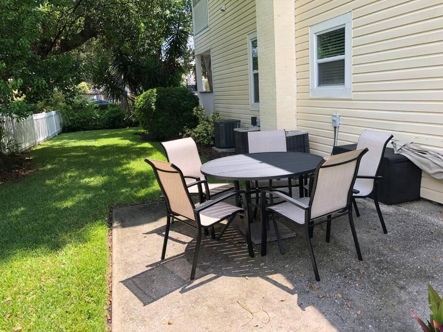Apartment 2 Bedroom Overlooking Town Square No Kids, No Pets