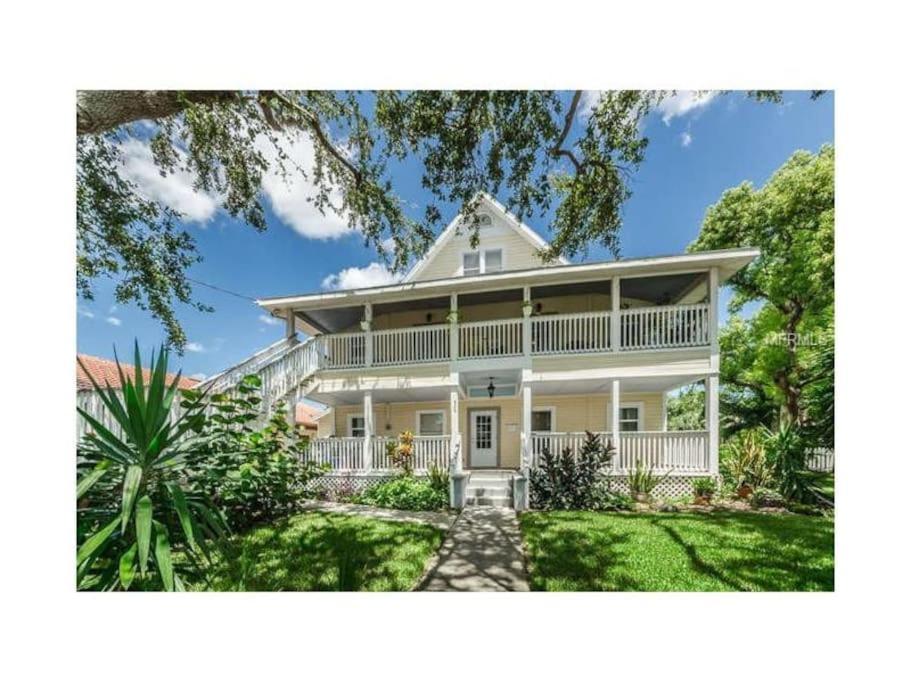 2 Bedroom Overlooking Town Square No Kids, No Pets Dunedin