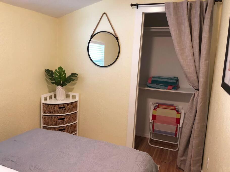 2 Bedroom Overlooking Town Square No Kids, No Pets * Dunedin