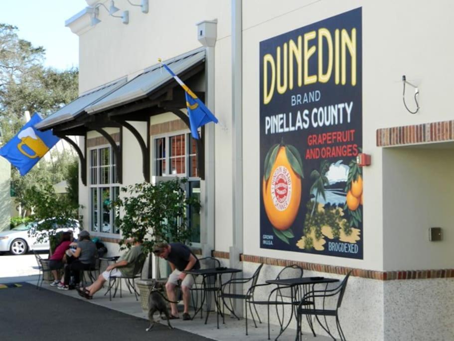 2 Bedroom Overlooking Town Square No Kids, No Pets Dunedin