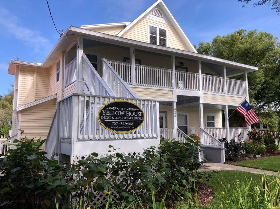 2 Bedroom Overlooking Town Square No Kids, No Pets