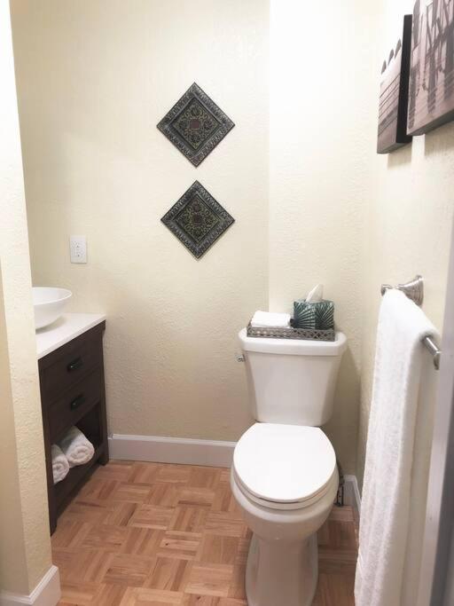 Apartment 2 Bedroom Overlooking Town Square No Kids, No Pets