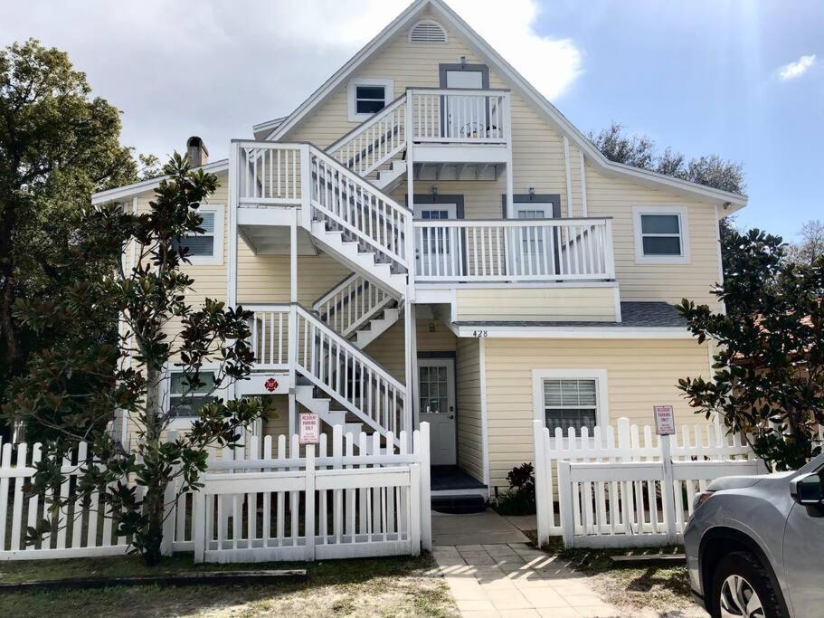 In The Heart Of Downtown One Bedroom No Kids, No Pets Apartment