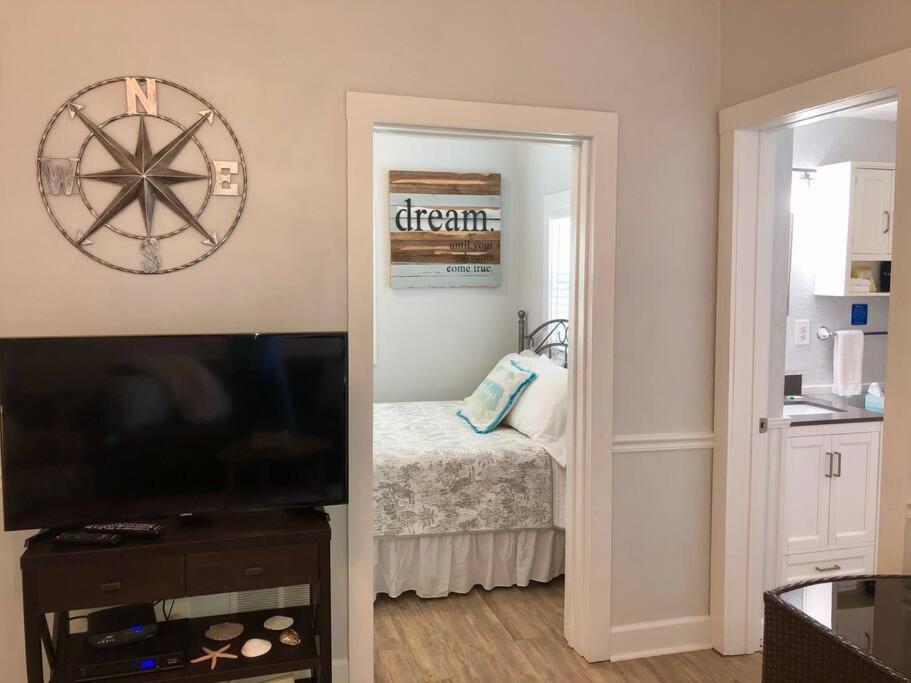 In The Heart Of Downtown One Bedroom No Kids, No Pets * Dunedin