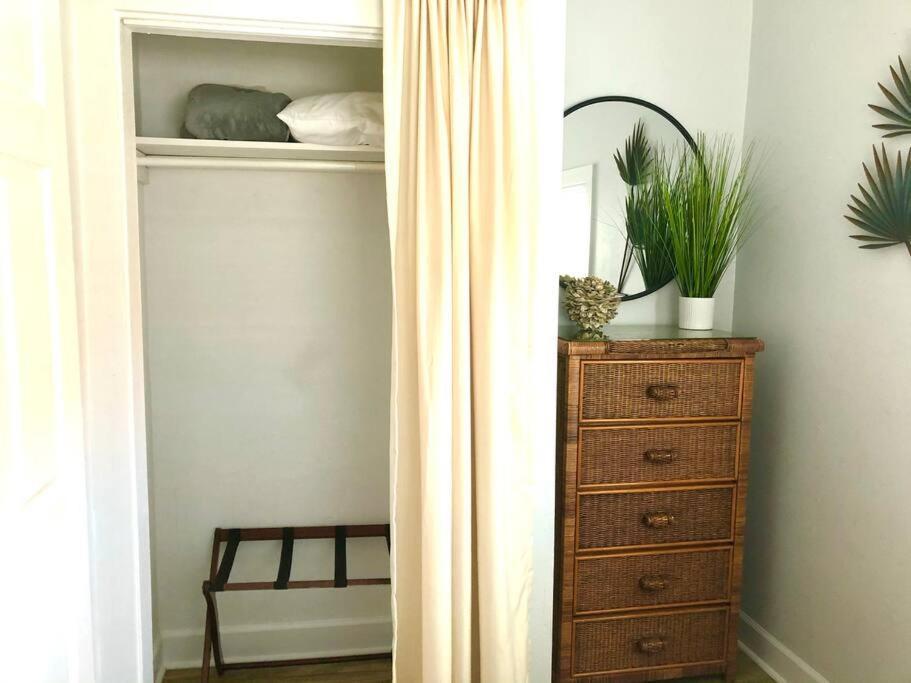 In The Heart Of Downtown One Bedroom No Kids, No Pets Apartment Dunedin