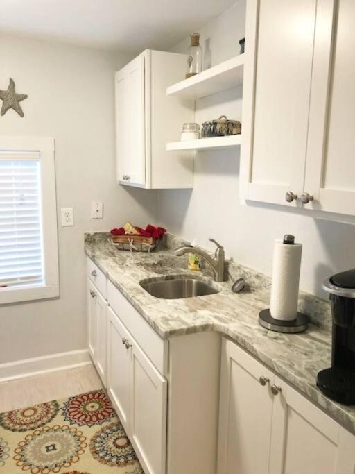In The Heart Of Downtown One Bedroom No Kids, No Pets *