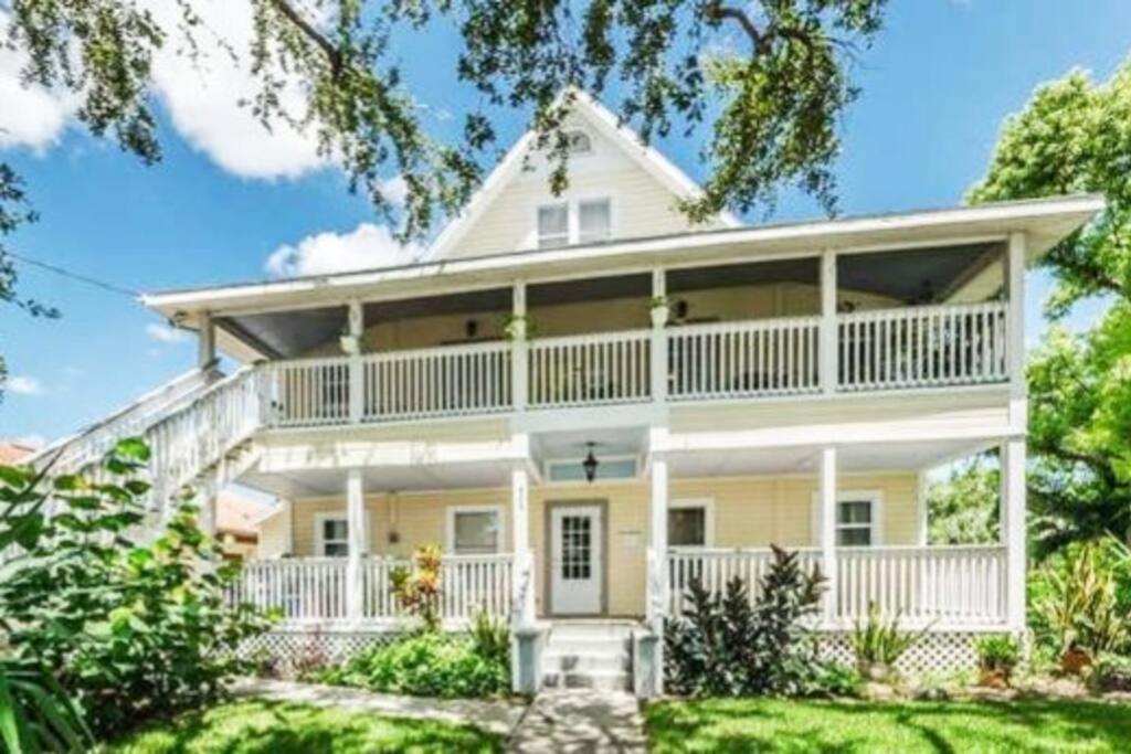 Apartment In The Heart Of Downtown One Bedroom No Kids, No Pets