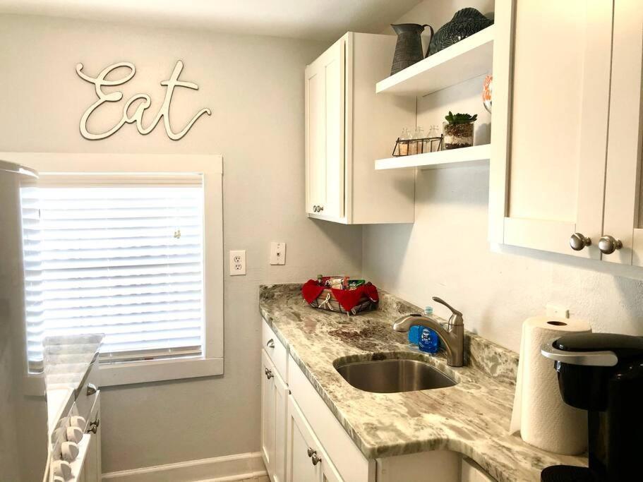 In The Heart Of Downtown One Bedroom No Kids, No Pets *