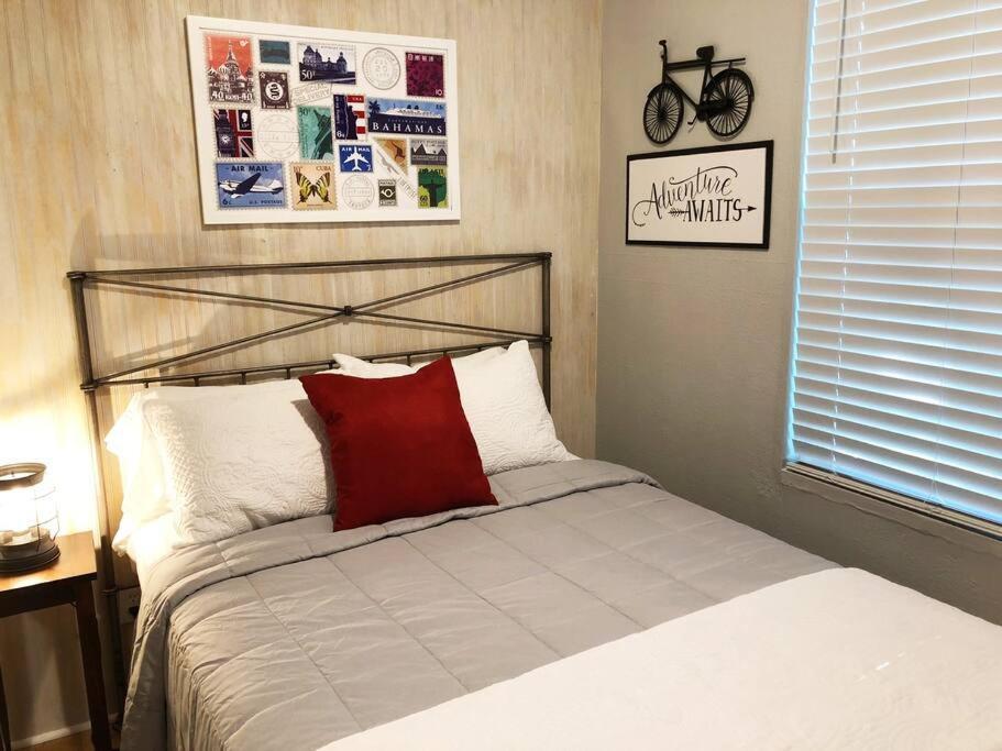 Downtown Dunedin! 2 Bedroom 2 Bath No Kids, No Pets Apartment