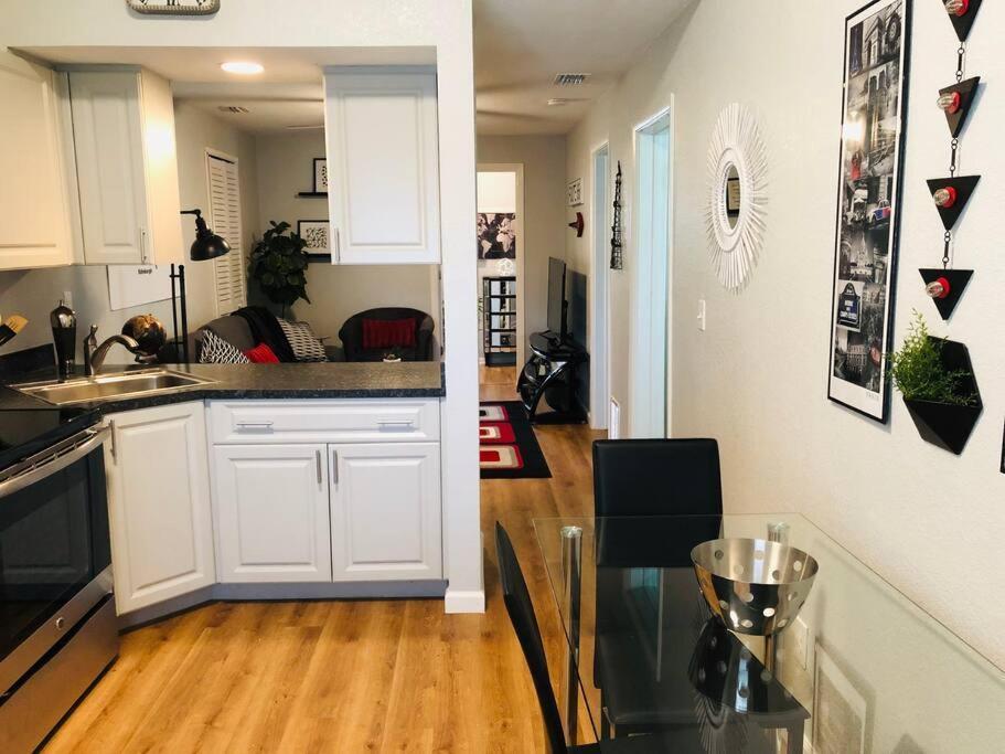 Apartment Downtown Dunedin! 2 Bedroom 2 Bath No Kids, No Pets *