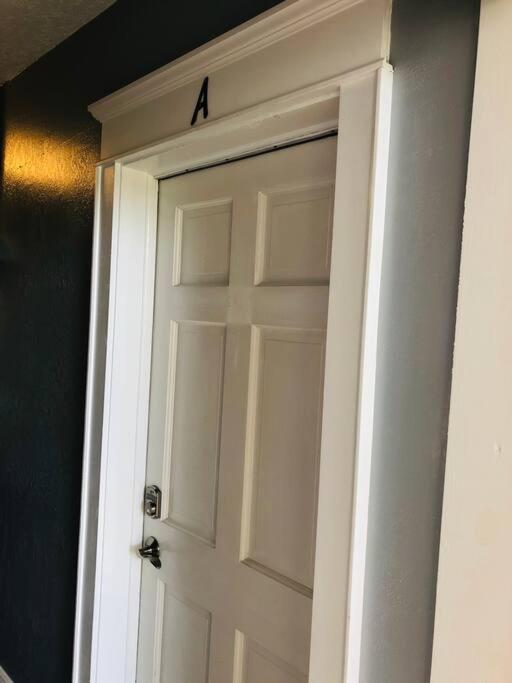 Apartment Downtown Dunedin! 2 Bedroom 2 Bath No Kids, No Pets
