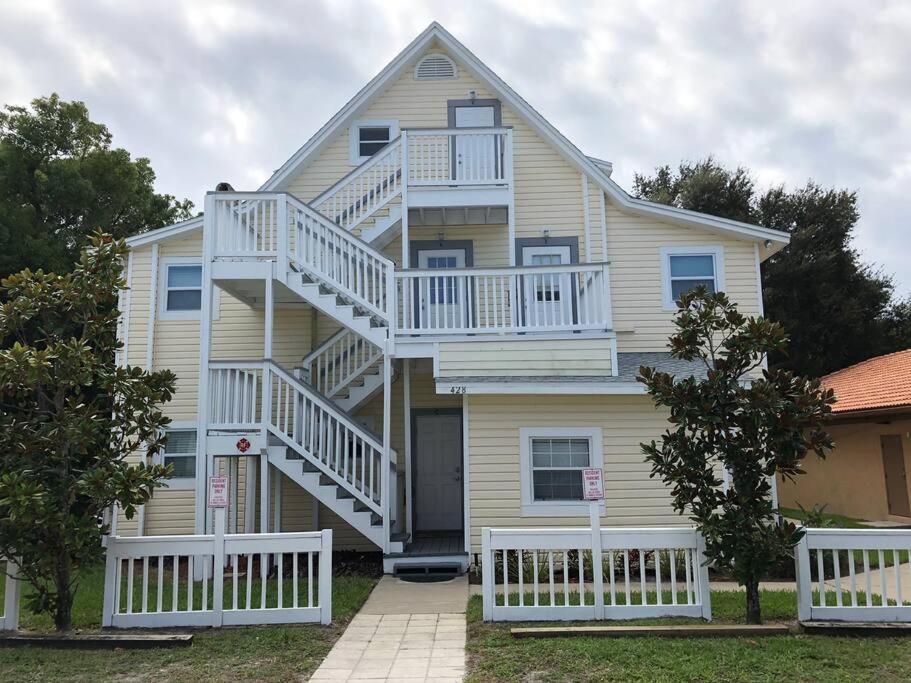 Downtown Dunedin! 2 Bedroom 2 Bath No Kids, No Pets *