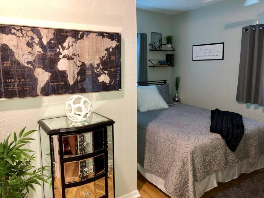 Downtown Dunedin! 2 Bedroom 2 Bath No Kids, No Pets Apartment