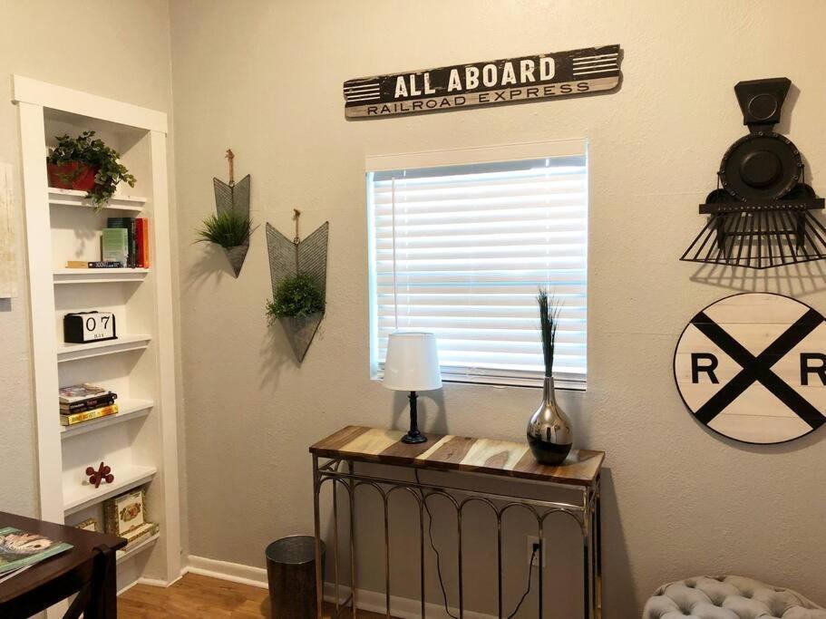 Downtown Dunedin! 2 Bedroom 2 Bath No Kids, No Pets