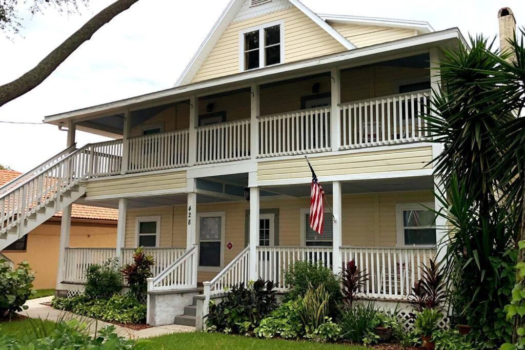 Downtown Dunedin! 2 Bedroom 2 Bath No Kids, No Pets Apartment *