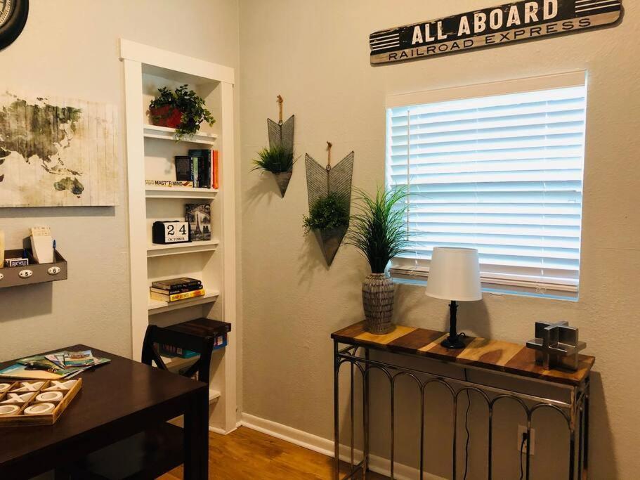 Downtown Dunedin! 2 Bedroom 2 Bath No Kids, No Pets Apartment *