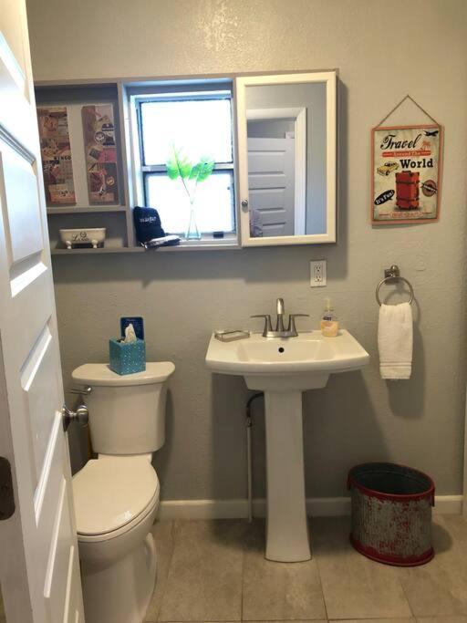 Downtown Dunedin! 2 Bedroom 2 Bath No Kids, No Pets *