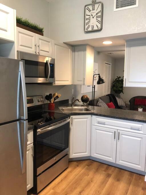 Downtown Dunedin! 2 Bedroom 2 Bath No Kids, No Pets * Dunedin