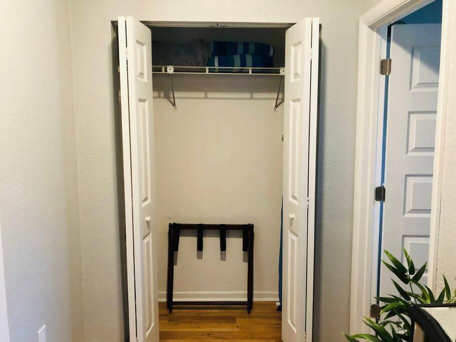 Downtown Dunedin! 2 Bedroom 2 Bath No Kids, No Pets Dunedin