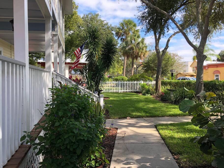 Apartment Downtown Dunedin! 2 Bedroom 2 Bath No Kids, No Pets