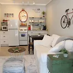 Cozy Apartment Overlooking Downtown And Park No Kids, No Pets