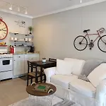 Cozy Apartment Overlooking Downtown And Park No Kids, No Pets