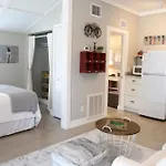 Cozy Apartment Overlooking Downtown And Park No Kids, No Pets