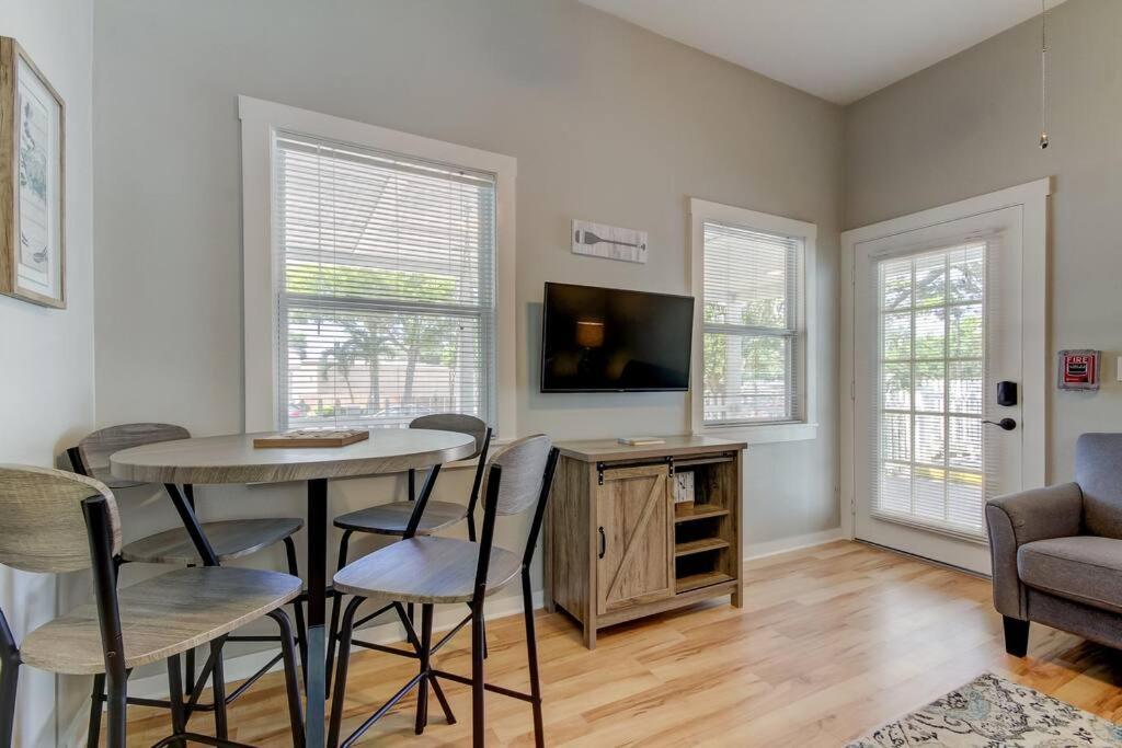 Rare- Downtown 2 Bedroom! Family Friendly! * Dunedin