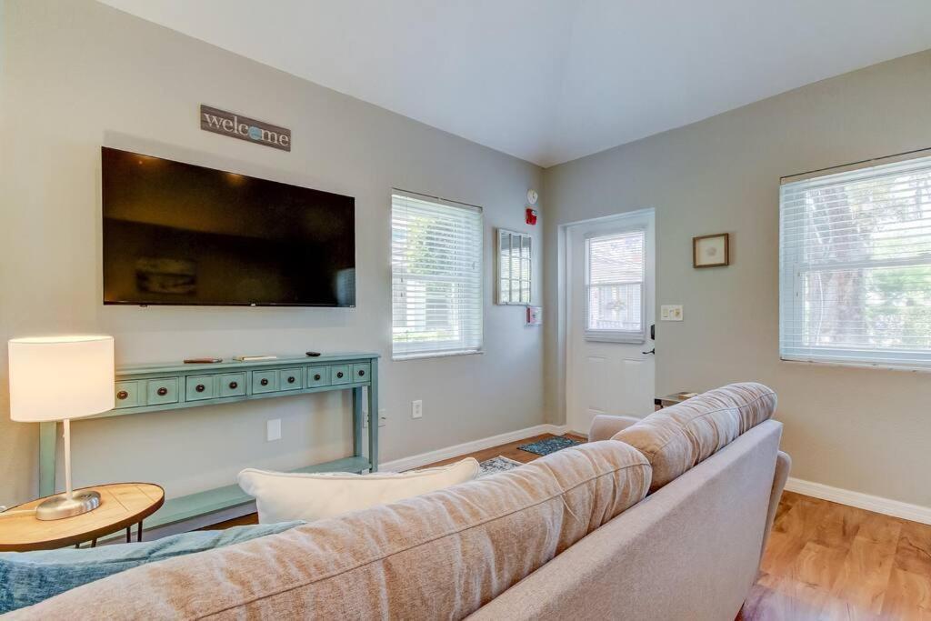 Beautiful In Downtown Dunedin! Apartment