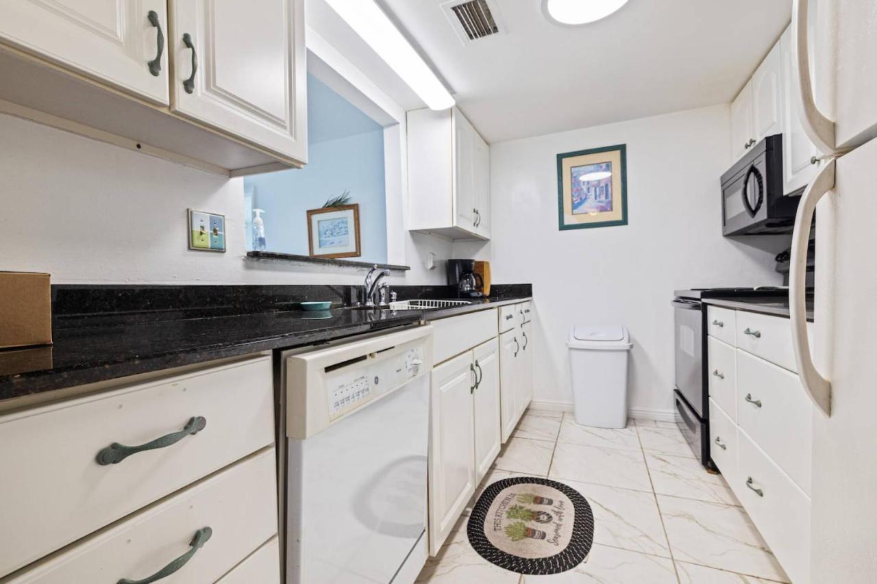 Dolphins Playground - 2nd Story Balcony Holiday home *