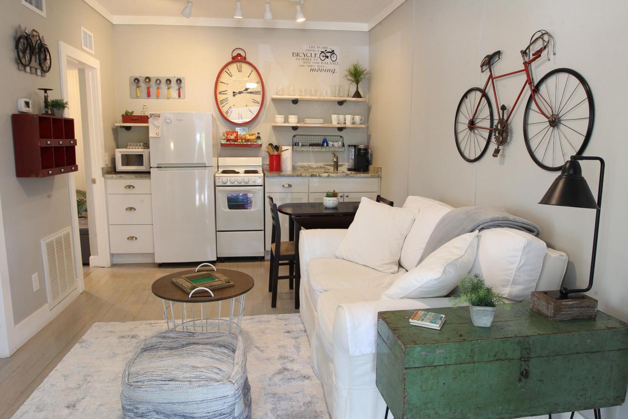 Apartment Cozy Overlooking Downtown And Park No Kids, No Pets