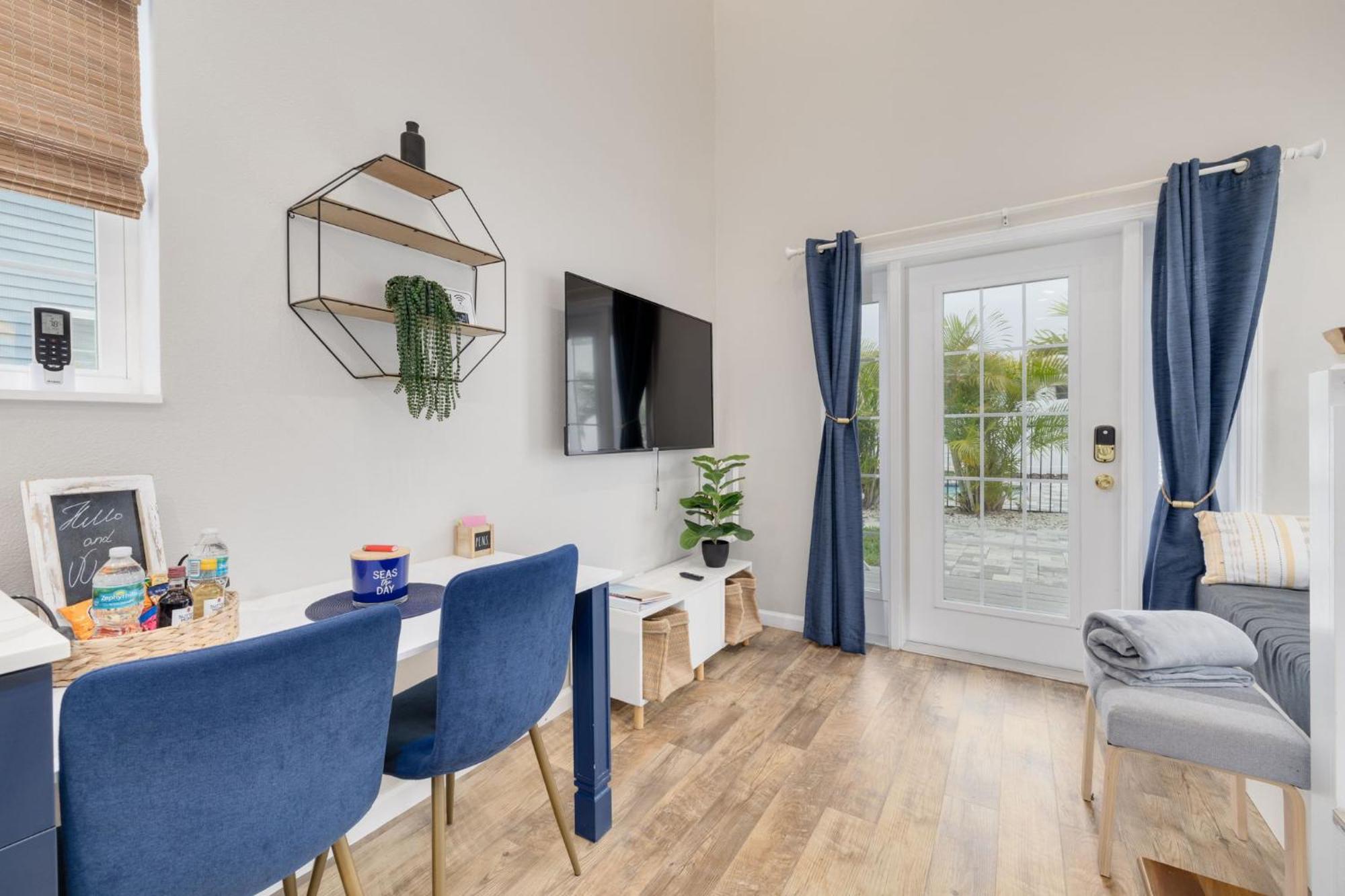 Holiday home Shelly - Cozy 1 Bedroom Tiny With Pool